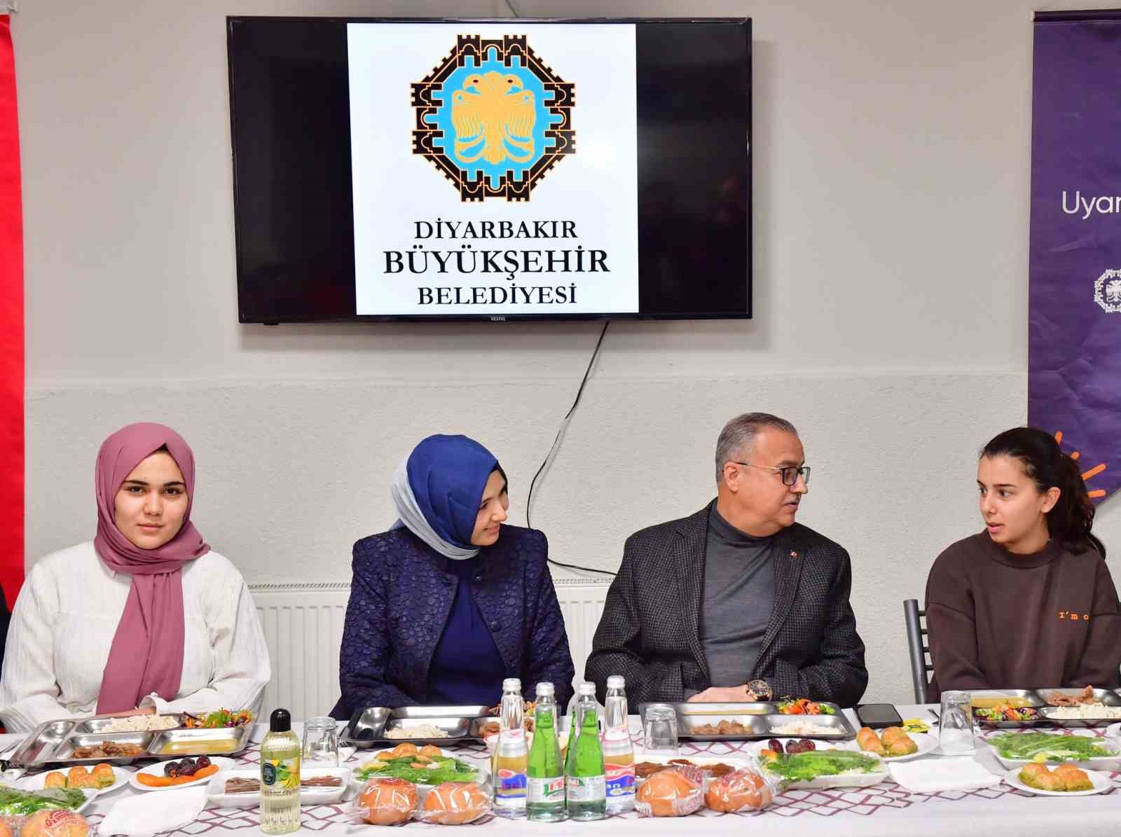 Diyarbakır Valisi Konukevi Kız Yurdu öğrencileriyle iftar açtı